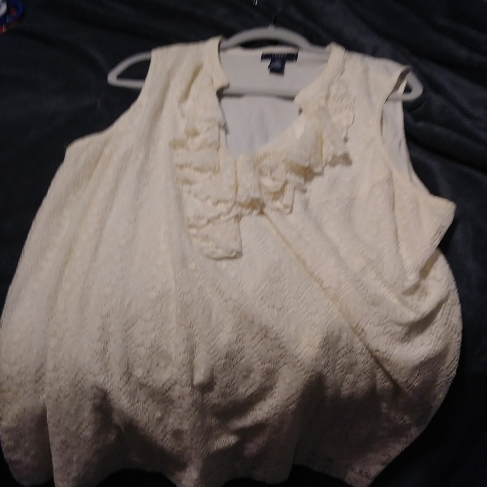 Super cute Chaps cream top